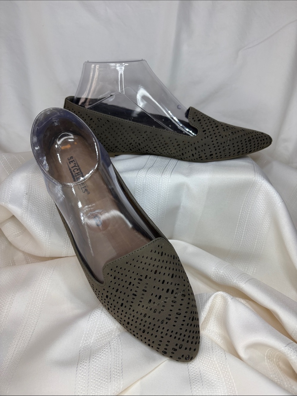 Seychelles Petunia Olive Perforated Pointed Flats size 8